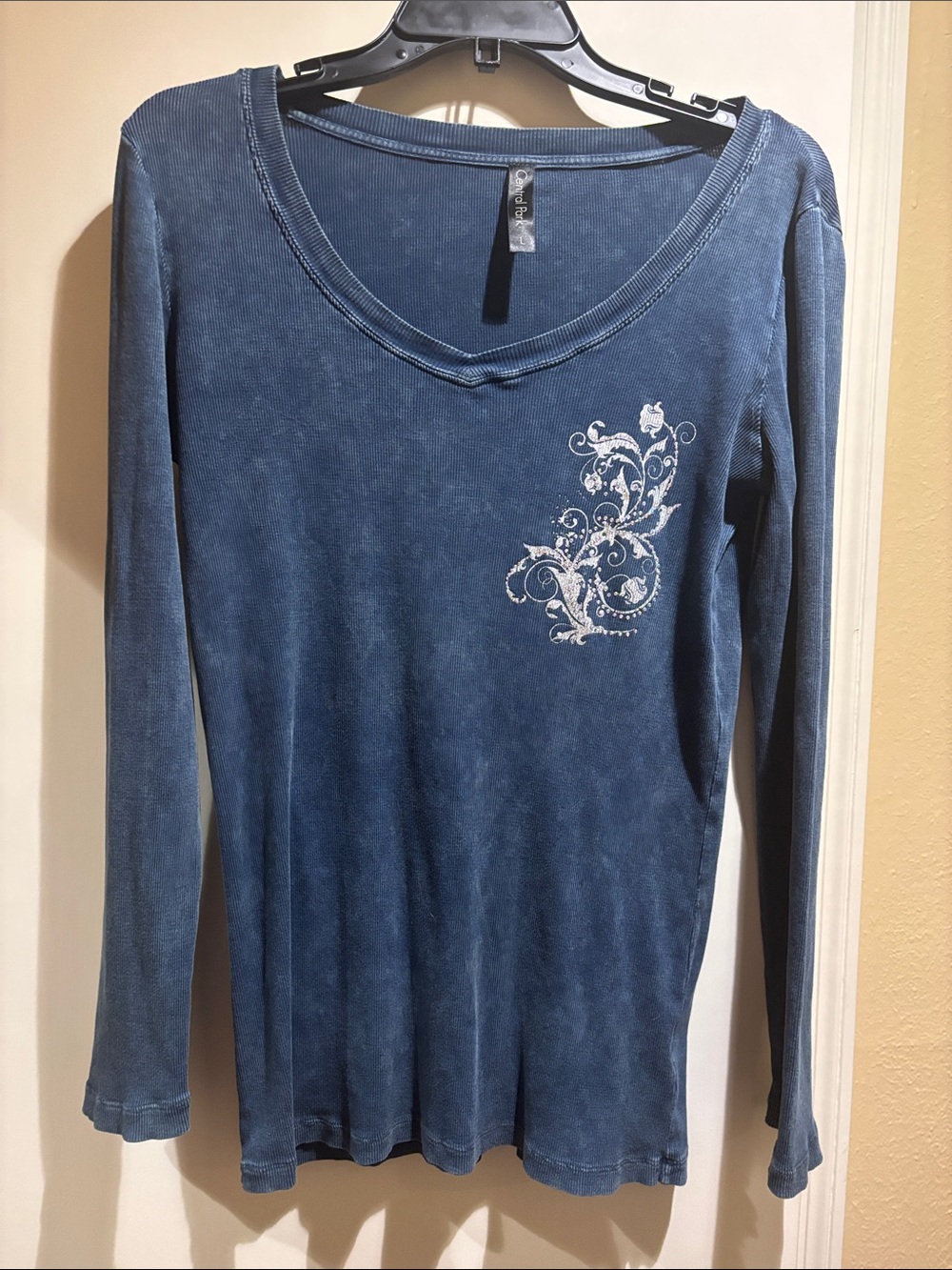 Women’s Faded Blue V-Neck Long-Sleeve Top with Floral Scroll Accent